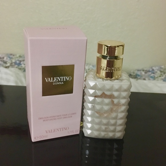 valentino donna moisturizing body emulsion